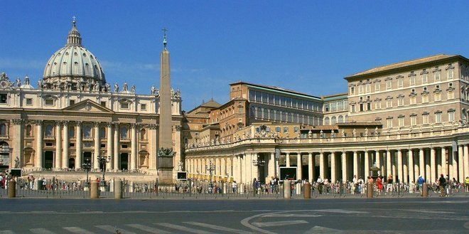 Площадь Святого Петра на фоне собора и колоннада