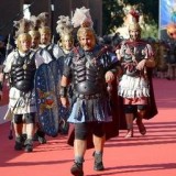 Легионеры и колесницы на красной ковровой дорожке в Риме