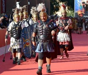 Легионеры и колесницы на красной ковровой дорожке в Риме