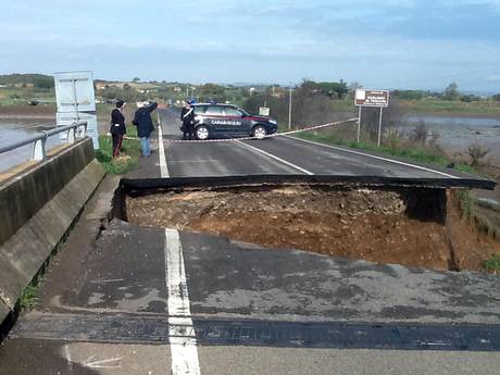 Непогода в Италии разрушила мост в Гроссето