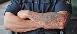 Полицейским Сорренто запретят делать тату и пирсинг