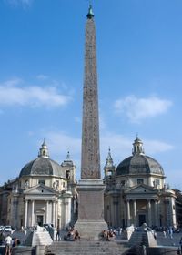 Египетский обелиск на площади, а также церкви-близнецы: Санта-Мария-ди-Монтесанто и Санта-Мария-деи-Мираколи