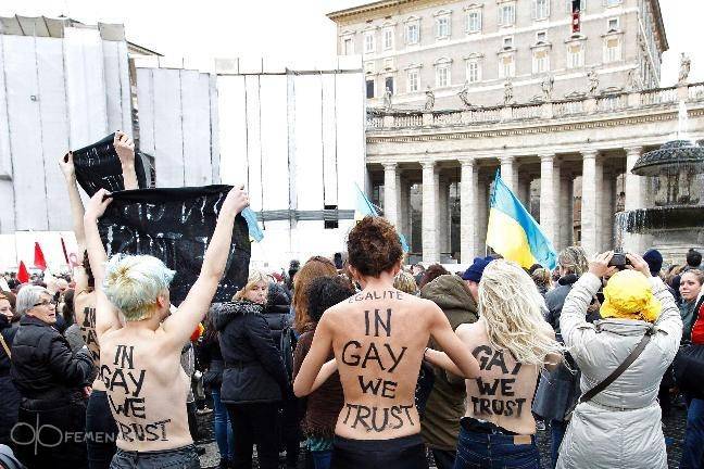 Femen: голой грудью против Папы Римского