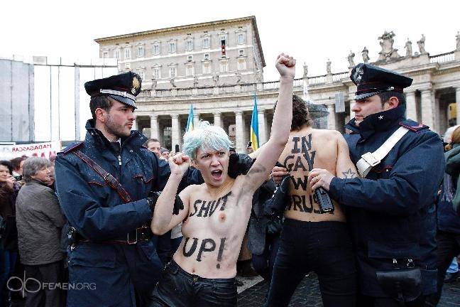 Femen: голой грудью против Папы Римского