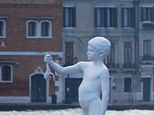 Венецианского "мальчика с лягушкой" заменят обычным фонарём