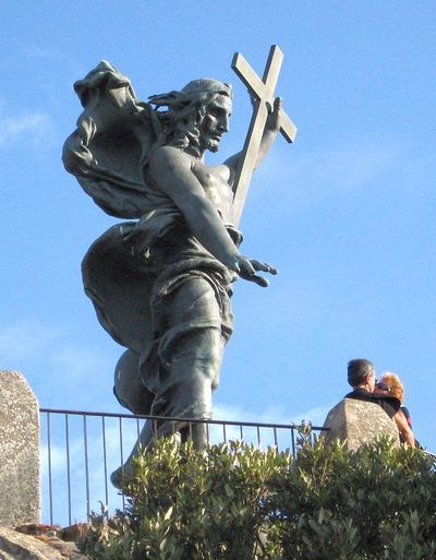 Бронзовая статуя Христа Спасителя на горе Ортобене близ Нуоро