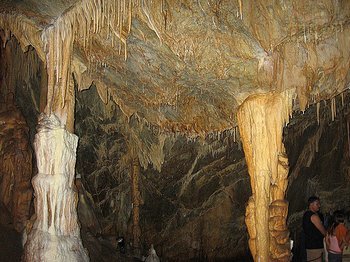 Сталактиты и сталагмиты в Пещере Чудес в Марина-ди-Маратея