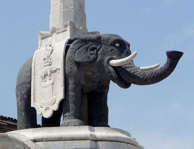 Скульптура черного слона в Fontana dell'Elefante