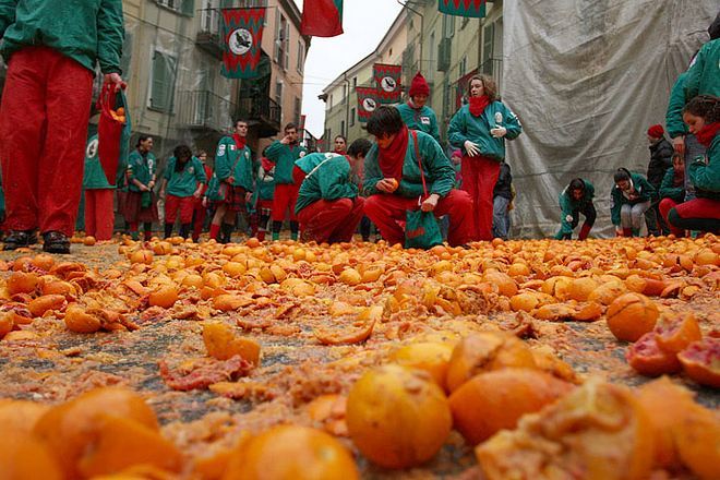 Исторический карнавал в Иврее - апельсиновые бои